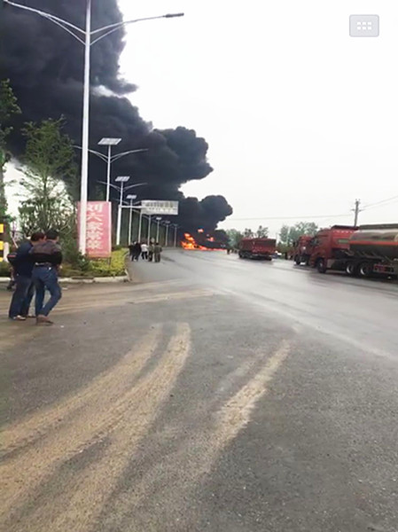 316國道發(fā)生緊急大火 微信圖片_20180413083529.jpg