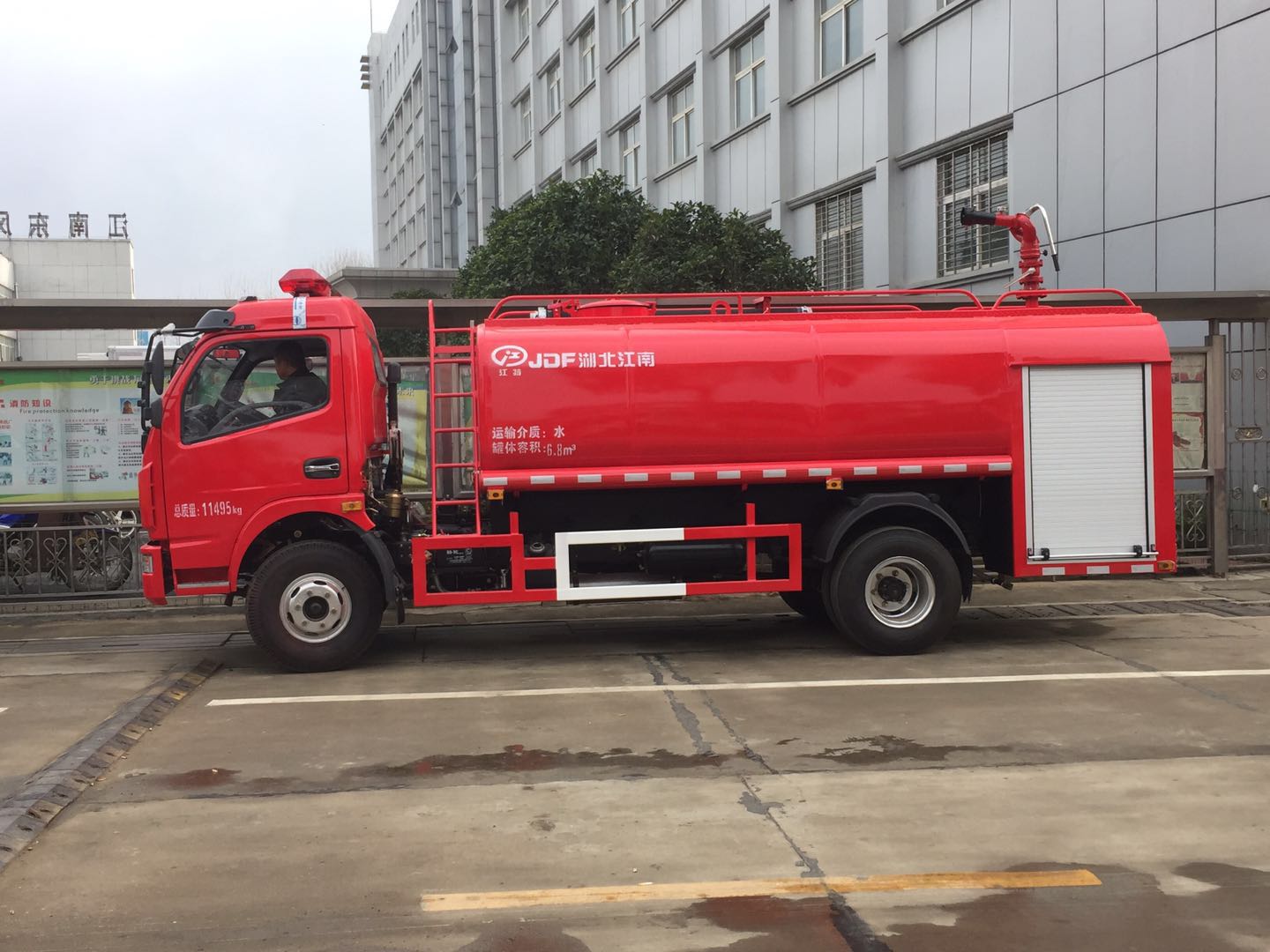 東風(fēng)大多利卡水罐消防車 31712913043734433.jpg