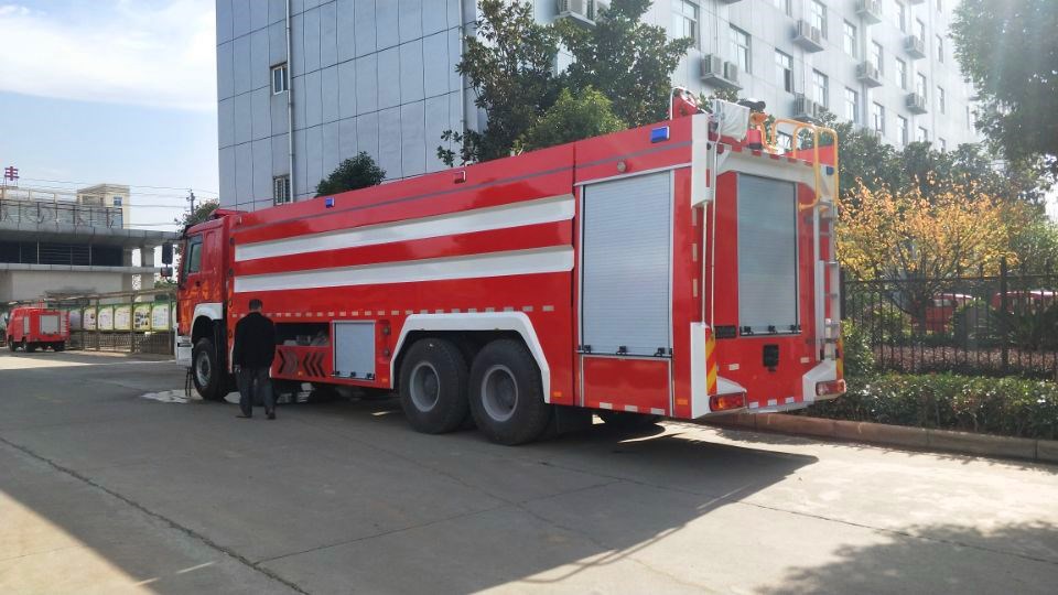 重汽豪沃25噸泡沫消防車.jpg 7EE3189C101B6E69A48CD1061779A40E_副本.jpg