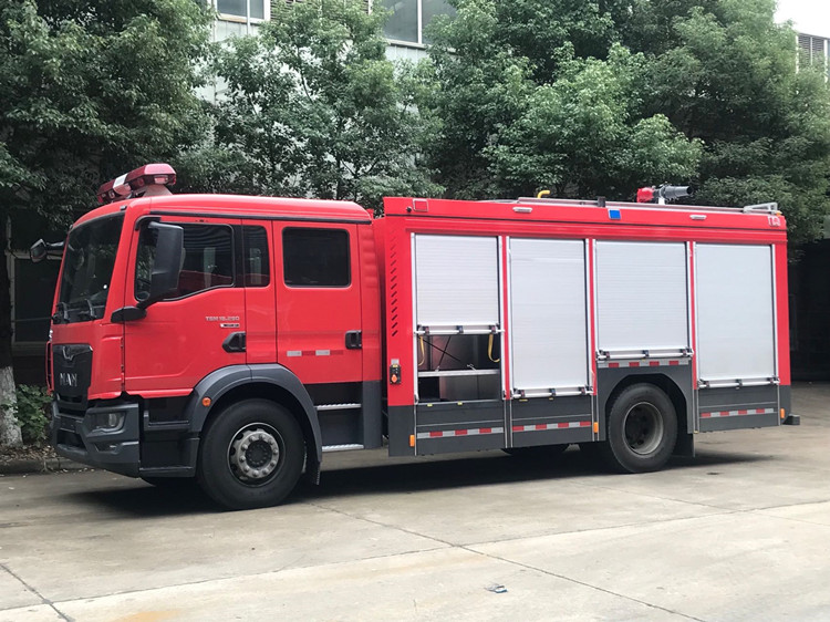 德國曼6噸壓縮空氣泡沫消防車.jpg A23F16EF8C029A145E07F2710DFEC50E.jpg